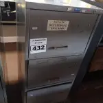 LOTE 432 - 01 ARQUIVO DE AÇO COM 03 GAVETAS. (NO ESTADO) ATENÇÃO! FAZER A VISITAÇÃO ANTES DE ARREMATAR, NÃO SABEMOS SE FUNCIONA. LEILÃO NÃO TEM GARANTIA E NEM DEVOLUÇÃO, SUJEITO A POSSÍVEIS AVARIAS VISÍVEIS/OCULTAS E/OU AUSÊNCIA DE COMPONENTES.