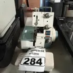 LOTE 284 - 01 MÁQUINA DE COSTURA COM MOTOR. (NO ESTADO) ATENÇÃO! FAZER A VISITAÇÃO ANTES DE ARREMATAR, NÃO SABEMOS SE FUNCIONA. LEILÃO NÃO TEM GARANTIA E NEM DEVOLUÇÃO, SUJEITO A POSSÍVEIS AVARIAS VISÍVEIS/OCULTAS E/OU AUSÊNCIA DE COMPONENTES.