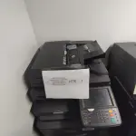 LOTE 001 - 01 MULTIFUNCIONAL MONO LASER KYOCERA TASKALFA 3010I + GRAMPEADOR 50 FLS + GABINETE COM RODAS (NO ESTADO)