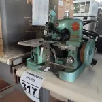 LOTE 317 - 01 MÁQUINA DE COSTURA COM MOTOR. (NO ESTADO) ATENÇÃO! FAZER A VISITAÇÃO ANTES DE ARREMATAR, NÃO SABEMOS SE FUNCIONA. LEILÃO NÃO TEM GARANTIA E NEM DEVOLUÇÃO, SUJEITO A POSSÍVEIS AVARIAS VISÍVEIS/OCULTAS E/OU AUSÊNCIA DE COMPONENTES.