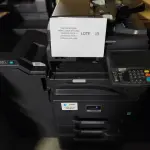 LOTE 015 - 03 MULTIFUNCIONAL MONO LASER_KYOCERA TASKALFA 3010I + GRAMPEADOR 50 FLS + GABINETE COM RODAS (NO ESTADO)