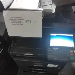 LOTE 015 - 03 MULTIFUNCIONAL MONO LASER_KYOCERA TASKALFA 3010I + GRAMPEADOR 50 FLS + GABINETE COM RODAS (NO ESTADO)