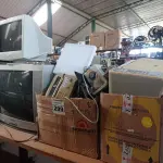 LOTE 299 - 01 MONITOR 01 TV DE TUBO E PERIFÉRICOS DE INFORMÁTICA DIVERSOS. (NO ESTADO) ATENÇÃO! FAZER A VISITAÇÃO ANTES DE ARREMATAR, NÃO SABEMOS SE FUNCIONA. LEILÃO NÃO TEM GARANTIA E NEM DEVOLUÇÃO, SUJEITO A POSSÍVEIS AVARIAS VISÍVEIS/OCULTAS E/OU AUSÊNCIA DE COMPONENTES.