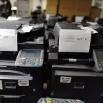 LOTE 008 - 01 MULTIFUNCIONAL MONO LASER_KYOCERA TASKALFA 3010I + GRAMPEADOR 50 FLS + GABINETE COM RODAS E 01 MULTIFUNCIONAL COLOR LASER_KYOCERA TASKALFA 4551CI + GABINETE COM RODAS (NO ESTADO)