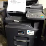 LOTE 006 - 02 MULTIFUNCIONAL MONO LASER_KYOCERA TASKALFA 3010I + GRAMPEADOR 50 FLS + GABINETE COM RODAS (NO ESTADO)