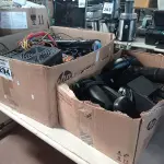 LOTE 294 - 01 LOTE COM VÁRIAS CAIXINHAS DE SOM PARA PC, TECLADOS, CABOS E PERIFÉRICO DIVERSOS. (NO ESTADO) ATENÇÃO! FAZER A VISITAÇÃO ANTES DE ARREMATAR, NÃO SABEMOS SE FUNCIONA. LEILÃO NÃO TEM GARANTIA E NEM DEVOLUÇÃO, SUJEITO A POSSÍVEIS AVARIAS VISÍVEIS/OCULTAS E/OU AUSÊNCIA DE COMPONENTES.