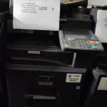 LOTE 009 - 02 MULTIFUNCIONAL MONO LASER_KYOCERA TASKALFA 3010I + GRAMPEADOR 50 FLS + GABINETE COM RODAS (NO ESTADO)
