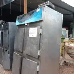 LOTE 499 - 01 GELADEIRA INDUSTRIAL EM INOX PARA RETIRADA DE PEÇAS. (NO ESTADO) ATENÇÃO! FAZER A VISITAÇÃO ANTES DE ARREMATAR, NÃO SABEMOS SE FUNCIONA. LEILÃO NÃO TEM GARANTIA E NEM DEVOLUÇÃO, SUJEITO A POSSÍVEIS AVARIAS VISÍVEIS/OCULTAS E/OU AUSÊNCIA DE COMPONENTES.
