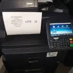 LOTE 020 - 02 MULTIFUNCIONAL COLOR LASER_KYOCERA TASKALFA 4551CI + GRAMPEADOR 50 FLS + GABINETE COM RODASRODAS (NO ESTADO)