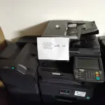 LOTE 015 - 03 MULTIFUNCIONAL MONO LASER_KYOCERA TASKALFA 3010I + GRAMPEADOR 50 FLS + GABINETE COM RODAS (NO ESTADO)