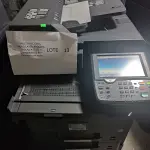 LOTE 013 - 01 MULTIFUNCIONAL MONO LASER_KYOCERA TASKALFA 5002I + GRAMPEADOR 50 FLS + GABINETE COM RODAS ; 03 MULTIFUNCIONAL MONO LASER_KYOCERA TASKALFA 3010I + GRAMPEADOR 50 FLS + GABINETE COM RODAS (NO ESTADO)