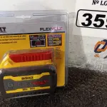 LOTE 359 - 01 BATERIA DE ION DE LÍTIO DE 20V-60V MÁXIMA COM INDICADOR DE CARGA MARCA DEWALT 6AH MODELO DCB606. (NOVO) (NO ESTADO) ATENÇÃO! FAZER A VISITAÇÃO ANTES DE ARREMATAR, NÃO SABEMOS SE FUNCIONA. LEILÃO NÃO TEM GARANTIA E NEM DEVOLUÇÃO, SUJEITO A POSSÍVEIS AVARIAS VISÍVEIS/OCULTAS E/OU AUSÊNCIA DE COMPONENTES.