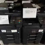 LOTE 021 - 04 MULTIFUNCIONAL MONO LASER_KYOCERA TASKALFA 3010I + GRAMPEADOR 50 FLS + GABINETE COM RODAS (NO ESTADO)