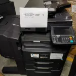 LOTE 005 - 01 MULTIFUNCIONAL MONO LASER_KYOCERA TASKALFA 3010I + GABINETE COM RODAS E 01 MULTIFUNCIONAL COLOR LASER_KYOCERA TASKALFA 4551CI + GRAMPEADOR 50 FLS + GABINETE COM RODAS (NO ESTADO)
