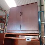 LOTE 289 - 01 ARMÁRIO BAIXO E 02 MESAS EM MADEIRA. (NO ESTADO) ATENÇÃO! FAZER A VISITAÇÃO ANTES DE ARREMATAR, NÃO SABEMOS SE FUNCIONA. LEILÃO NÃO TEM GARANTIA E NEM DEVOLUÇÃO, SUJEITO A POSSÍVEIS AVARIAS VISÍVEIS/OCULTAS E/OU AUSÊNCIA DE COMPONENTES.