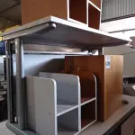 LOTE 439 - 02 MESAS, 01 GAVETEIRO E 04 SUPORTES PARA CPU. (NO ESTADO) ATENÇÃO! FAZER A VISITAÇÃO ANTES DE ARREMATAR, NÃO SABEMOS SE FUNCIONA. LEILÃO NÃO TEM GARANTIA E NEM DEVOLUÇÃO, SUJEITO A POSSÍVEIS AVARIAS VISÍVEIS/OCULTAS E/OU AUSÊNCIA DE COMPONENTES.