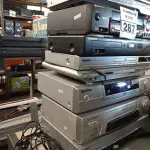 LOTE 287 - 07 APARELHOS DE DVD E 03 VIDEOCASSETES MARCAS E MODELOS DIVERSOS. (NO ESTADO) ATENÇÃO! FAZER A VISITAÇÃO ANTES DE ARREMATAR, NÃO SABEMOS SE FUNCIONA. LEILÃO NÃO TEM GARANTIA E NEM DEVOLUÇÃO, SUJEITO A POSSÍVEIS AVARIAS VISÍVEIS/OCULTAS E/OU AUSÊNCIA DE COMPONENTES.