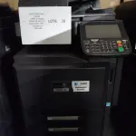 LOTE 020 - 02 MULTIFUNCIONAL COLOR LASER_KYOCERA TASKALFA 4551CI + GRAMPEADOR 50 FLS + GABINETE COM RODASRODAS (NO ESTADO)