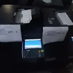 LOTE 009 - 02 MULTIFUNCIONAL MONO LASER_KYOCERA TASKALFA 3010I + GRAMPEADOR 50 FLS + GABINETE COM RODAS (NO ESTADO)