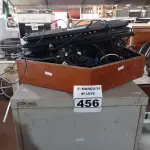 LOTE 456 - 01 ARMÁRIO DE AÇO COM 04 GAVETAS E VÁRIOS CABOS, TECLADOS E PERIFÉRICOS DIVERSOS. (NO ESTADO) ATENÇÃO! FAZER A VISITAÇÃO ANTES DE ARREMATAR, NÃO SABEMOS SE FUNCIONA. LEILÃO NÃO TEM GARANTIA E NEM DEVOLUÇÃO, SUJEITO A POSSÍVEIS AVARIAS VISÍVEIS/OCULTAS E/OU AUSÊNCIA DE COMPONENTES.