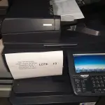 LOTE 019 - 02 MULTIFUNCIONAL MONO LASER_KYOCERA TASKALFA 3010I + GRAMPEADOR 50 FLS + GABINETE COM RODAS (NO ESTADO)