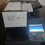 LOTE 006 - 02 MULTIFUNCIONAL MONO LASER_KYOCERA TASKALFA 3010I + GRAMPEADOR 50 FLS + GABINETE COM RODAS (NO ESTADO)