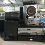 LOTE 280 - 01 ENCOSTO DE CABEÇA, 06 APARELHOS DE DVD, 01 APARELHO E 05 CAIXAS DE SOM MARCAS E MODELOS DIVERSOS. (NO ESTADO) ATENÇÃO! FAZER A VISITAÇÃO ANTES DE ARREMATAR, NÃO SABEMOS SE FUNCIONA. LEILÃO NÃO TEM GARANTIA E NEM DEVOLUÇÃO, SUJEITO A POSSÍVEIS AVARIAS VISÍVEIS/OCULTAS E/OU AUSÊNCIA DE COMPONENTES.