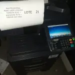 LOTE 021 - 04 MULTIFUNCIONAL MONO LASER_KYOCERA TASKALFA 3010I + GRAMPEADOR 50 FLS + GABINETE COM RODAS (NO ESTADO)