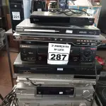 LOTE 287 - 07 APARELHOS DE DVD E 03 VIDEOCASSETES MARCAS E MODELOS DIVERSOS. (NO ESTADO) ATENÇÃO! FAZER A VISITAÇÃO ANTES DE ARREMATAR, NÃO SABEMOS SE FUNCIONA. LEILÃO NÃO TEM GARANTIA E NEM DEVOLUÇÃO, SUJEITO A POSSÍVEIS AVARIAS VISÍVEIS/OCULTAS E/OU AUSÊNCIA DE COMPONENTES.