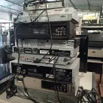 LOTE 287 - 07 APARELHOS DE DVD E 03 VIDEOCASSETES MARCAS E MODELOS DIVERSOS. (NO ESTADO) ATENÇÃO! FAZER A VISITAÇÃO ANTES DE ARREMATAR, NÃO SABEMOS SE FUNCIONA. LEILÃO NÃO TEM GARANTIA E NEM DEVOLUÇÃO, SUJEITO A POSSÍVEIS AVARIAS VISÍVEIS/OCULTAS E/OU AUSÊNCIA DE COMPONENTES.