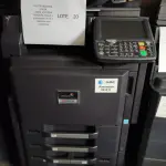LOTE 020 - 02 MULTIFUNCIONAL COLOR LASER_KYOCERA TASKALFA 4551CI + GRAMPEADOR 50 FLS + GABINETE COM RODASRODAS (NO ESTADO)
