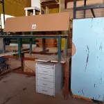 LOTE 497 - 03 MESAS, 01 BANCO, 01 ARMÁRIO EM MADEIRA E 01 GAVETEIRO. (NO ESTADO) ATENÇÃO! FAZER A VISITAÇÃO ANTES DE ARREMATAR, NÃO SABEMOS SE FUNCIONA. LEILÃO NÃO TEM GARANTIA E NEM DEVOLUÇÃO, SUJEITO A POSSÍVEIS AVARIAS VISÍVEIS/OCULTAS E/OU AUSÊNCIA DE COMPONENTES.