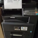 LOTE 016 - 01 MULTIFUNCIONAL MONO LASER_KYOCERA TASKALFA 3010I + GRAMPEADOR 50 FLS + GABINETE COM RODAS, 01 MULTIFUNCIONAL COLOR LASER_KYOCERA TASKALFA 4551CI + GRAMPEADOR 50 FLS + GABINETE COM RODAS (NO ESTADO)