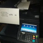 LOTE 016 - 01 MULTIFUNCIONAL MONO LASER_KYOCERA TASKALFA 3010I + GRAMPEADOR 50 FLS + GABINETE COM RODAS, 01 MULTIFUNCIONAL COLOR LASER_KYOCERA TASKALFA 4551CI + GRAMPEADOR 50 FLS + GABINETE COM RODAS (NO ESTADO)