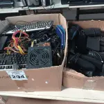 LOTE 294 - 01 LOTE COM VÁRIAS CAIXINHAS DE SOM PARA PC, TECLADOS, CABOS E PERIFÉRICO DIVERSOS. (NO ESTADO) ATENÇÃO! FAZER A VISITAÇÃO ANTES DE ARREMATAR, NÃO SABEMOS SE FUNCIONA. LEILÃO NÃO TEM GARANTIA E NEM DEVOLUÇÃO, SUJEITO A POSSÍVEIS AVARIAS VISÍVEIS/OCULTAS E/OU AUSÊNCIA DE COMPONENTES.
