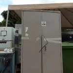 LOTE 476 - 01 ARMÁRIO DE AÇO COM 02 PORTAS. (NO ESTADO) ATENÇÃO! FAZER A VISITAÇÃO ANTES DE ARREMATAR, NÃO SABEMOS SE FUNCIONA. LEILÃO NÃO TEM GARANTIA E NEM DEVOLUÇÃO, SUJEITO A POSSÍVEIS AVARIAS VISÍVEIS/OCULTAS E/OU AUSÊNCIA DE COMPONENTES.