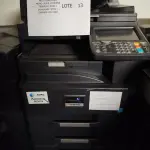 LOTE 013 - 01 MULTIFUNCIONAL MONO LASER_KYOCERA TASKALFA 5002I + GRAMPEADOR 50 FLS + GABINETE COM RODAS ; 03 MULTIFUNCIONAL MONO LASER_KYOCERA TASKALFA 3010I + GRAMPEADOR 50 FLS + GABINETE COM RODAS (NO ESTADO)