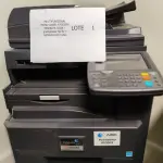 LOTE 001 - 01 MULTIFUNCIONAL MONO LASER KYOCERA TASKALFA 3010I + GRAMPEADOR 50 FLS + GABINETE COM RODAS (NO ESTADO)