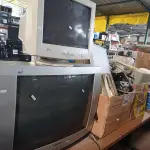 LOTE 299 - 01 MONITOR 01 TV DE TUBO E PERIFÉRICOS DE INFORMÁTICA DIVERSOS. (NO ESTADO) ATENÇÃO! FAZER A VISITAÇÃO ANTES DE ARREMATAR, NÃO SABEMOS SE FUNCIONA. LEILÃO NÃO TEM GARANTIA E NEM DEVOLUÇÃO, SUJEITO A POSSÍVEIS AVARIAS VISÍVEIS/OCULTAS E/OU AUSÊNCIA DE COMPONENTES.