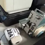 LOTE 284 - 01 MÁQUINA DE COSTURA COM MOTOR. (NO ESTADO) ATENÇÃO! FAZER A VISITAÇÃO ANTES DE ARREMATAR, NÃO SABEMOS SE FUNCIONA. LEILÃO NÃO TEM GARANTIA E NEM DEVOLUÇÃO, SUJEITO A POSSÍVEIS AVARIAS VISÍVEIS/OCULTAS E/OU AUSÊNCIA DE COMPONENTES.