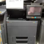 LOTE 004 - MULTIFUNCIONAL MONO LASER_KYOCERA TASKALFA 5002I + GABINETE COM RODAS