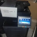 LOTE 004 - MULTIFUNCIONAL MONO LASER_KYOCERA TASKALFA 5002I + GABINETE COM RODAS
