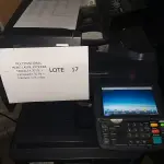 LOTE 017 - 03 MULTIFUNCIONAL MONO LASER_KYOCERA TASKALFA 3010I + GRAMPEADOR 50 FLS + GABINETE COM RODAS (NO ESTADO)
