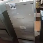 LOTE 428 - 01 ARQUIVO DE AÇO COM 04 GAVETAS. (NO ESTADO) ATENÇÃO! FAZER A VISITAÇÃO ANTES DE ARREMATAR, NÃO SABEMOS SE FUNCIONA. LEILÃO NÃO TEM GARANTIA E NEM DEVOLUÇÃO, SUJEITO A POSSÍVEIS AVARIAS VISÍVEIS/OCULTAS E/OU AUSÊNCIA DE COMPONENTES.