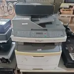 LOTE 319 - 03 IMPRESSORAS, 01 SCANNER E 02 TRIPÉS PARA MICROFONE MARCAS E MODELOS DIVERSOS. (NO ESTADO) ATENÇÃO! FAZER A VISITAÇÃO ANTES DE ARREMATAR, NÃO SABEMOS SE FUNCIONA. LEILÃO NÃO TEM GARANTIA E NEM DEVOLUÇÃO, SUJEITO A POSSÍVEIS AVARIAS VISÍVEIS/OCULTAS E/OU AUSÊNCIA DE COMPONENTES.