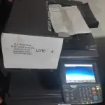 LOTE 006 - 02 MULTIFUNCIONAL MONO LASER_KYOCERA TASKALFA 3010I + GRAMPEADOR 50 FLS + GABINETE COM RODAS (NO ESTADO)
