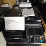 LOTE 017 - 03 MULTIFUNCIONAL MONO LASER_KYOCERA TASKALFA 3010I + GRAMPEADOR 50 FLS + GABINETE COM RODAS (NO ESTADO)