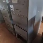 LOTE 432 - 01 ARQUIVO DE AÇO COM 03 GAVETAS. (NO ESTADO) ATENÇÃO! FAZER A VISITAÇÃO ANTES DE ARREMATAR, NÃO SABEMOS SE FUNCIONA. LEILÃO NÃO TEM GARANTIA E NEM DEVOLUÇÃO, SUJEITO A POSSÍVEIS AVARIAS VISÍVEIS/OCULTAS E/OU AUSÊNCIA DE COMPONENTES.