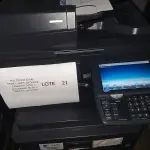 LOTE 021 - 04 MULTIFUNCIONAL MONO LASER_KYOCERA TASKALFA 3010I + GRAMPEADOR 50 FLS + GABINETE COM RODAS (NO ESTADO)