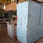 LOTE 497 - 03 MESAS, 01 BANCO, 01 ARMÁRIO EM MADEIRA E 01 GAVETEIRO. (NO ESTADO) ATENÇÃO! FAZER A VISITAÇÃO ANTES DE ARREMATAR, NÃO SABEMOS SE FUNCIONA. LEILÃO NÃO TEM GARANTIA E NEM DEVOLUÇÃO, SUJEITO A POSSÍVEIS AVARIAS VISÍVEIS/OCULTAS E/OU AUSÊNCIA DE COMPONENTES.